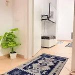Eris Apartment, 2 Minute Walk To 아파트 *