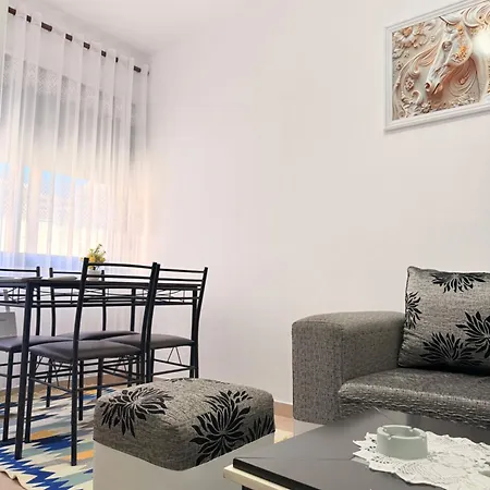 Eris Apartment, 2 Minute Walk To 아파트 Durrës