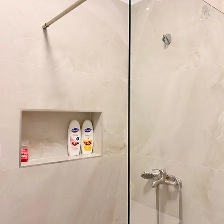 Eris Apartment, 1 Minute Walk To Διαμέρισμα